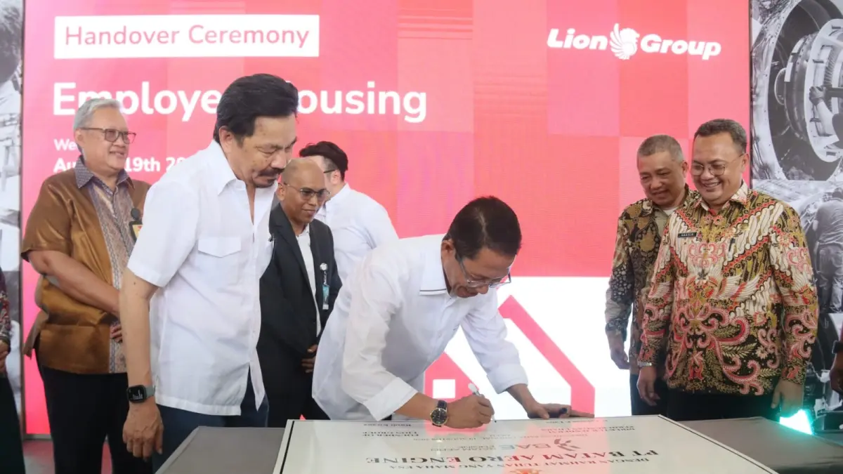 Wakil Ketua MPR RI Rusdi Kirana  bersama Kepala BP Batam Amaakar Achmad , Presiden Furectur Lion Group Capt Daniel Putut Kuncoro Adi, Direktur Direktorat Kelaikudaraan dan Pengoperasian Pesawat Udara Sokhib Al Rokhman meresmikan peluncuran Batam Aero  Engine di hanggar F Batam Aero Tehnic kawasan Bandara Internasional Yang Nadim Batam, Rabu (19/8). F Cecep Mulyana/Batam Pos