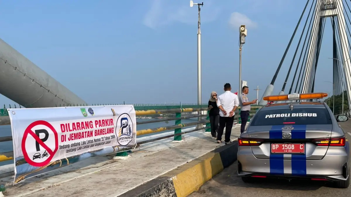 Dinas Perhubungan (Dishub) Kota Batam turun langsung patroli dan memasang banner larangan parkir di atas Jembatan I dan Jembatan II Barelang, Rabu (19/8) sore. F.Istimewa