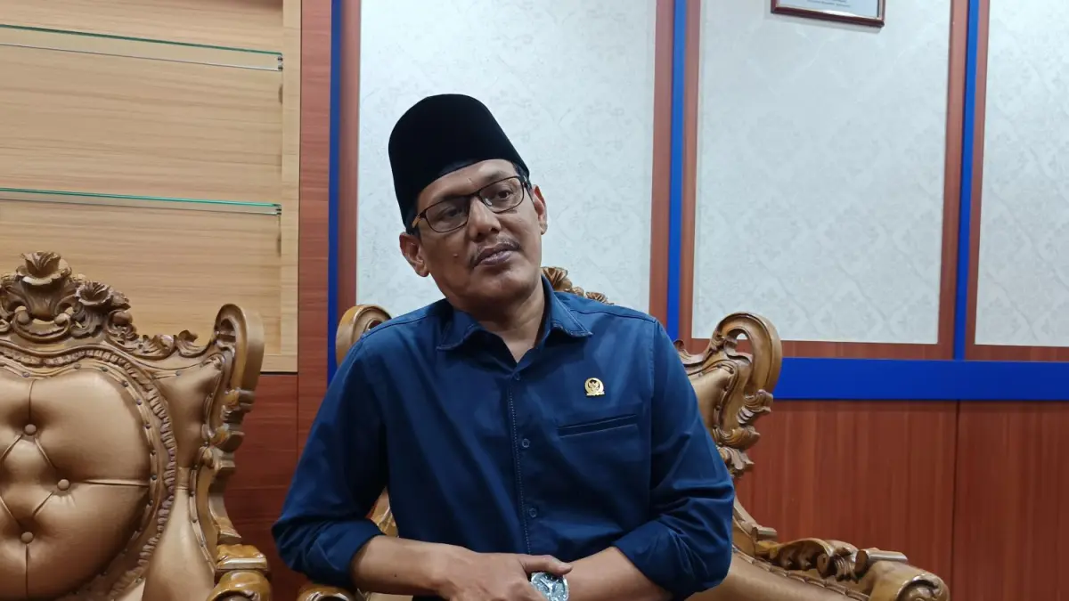 H. Muhammad Kamaluddin yang merupakan Ketua DPRD Kota Batam sekaligus Sekretaris PWNU Kepri ketika di wawancarai di ruang Kerjanya, Rabu 19/8 F. Jamaluddin/Batam Pos 