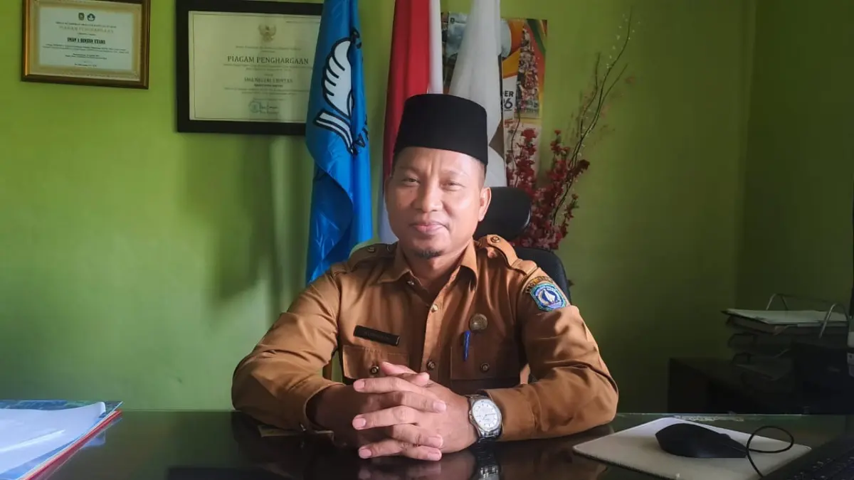 Kepala SMA Negeri 1 Bintan Utara, Sunardi. F.Slamet Nofasusanto/Batam Pos