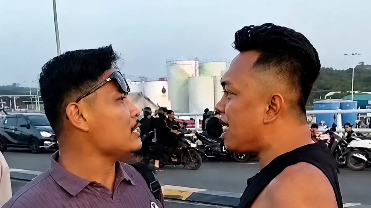 Keributan di Jembatan Barelang karena pungutan biaya parkir. Foto: tangkapan layar video warga