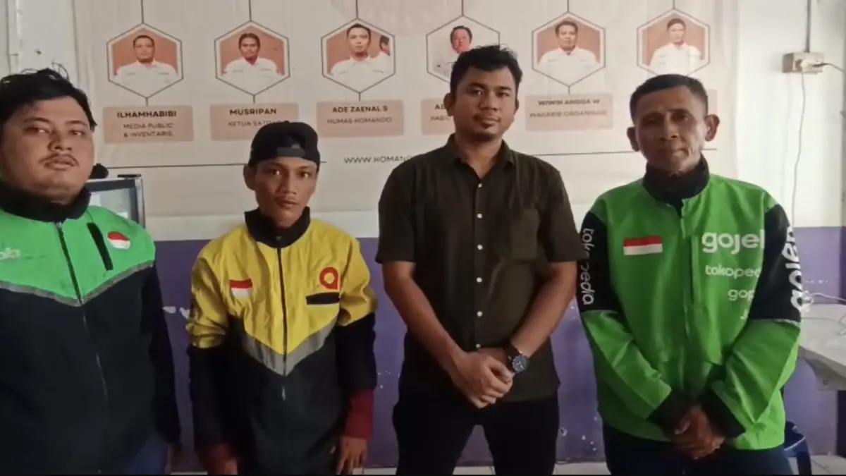 Ketua Komando Batam, Feryandi Tarigan bersama driver ojol. F.istimewa