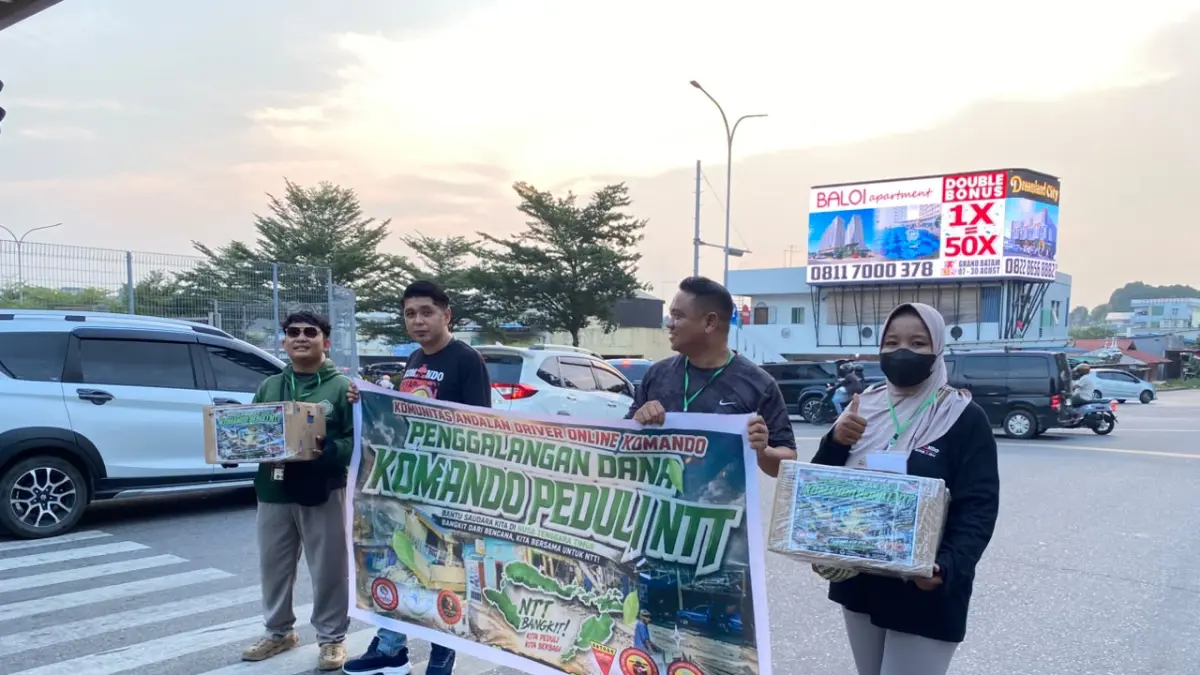 Komunitas Andalan Driver Batam (Komando) turun ke jalan menggalang dana bagi korban gempa di Flores. F.istimewa