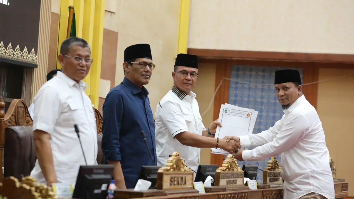Sekda Kota Batam Firmansyah bersama Ketua DPRD Kota Batam H. Muhammad Kamaluddin dan Wakil Ketua I DPRD Kota Batam H. Aweng Kurniawan saat menerima pandangan dari Ketua Fraksi Gerindra DPRD Kota Batam H. Muhammad Rudi, Rabu (19/8). F. Jamaluddin/Batam Pos