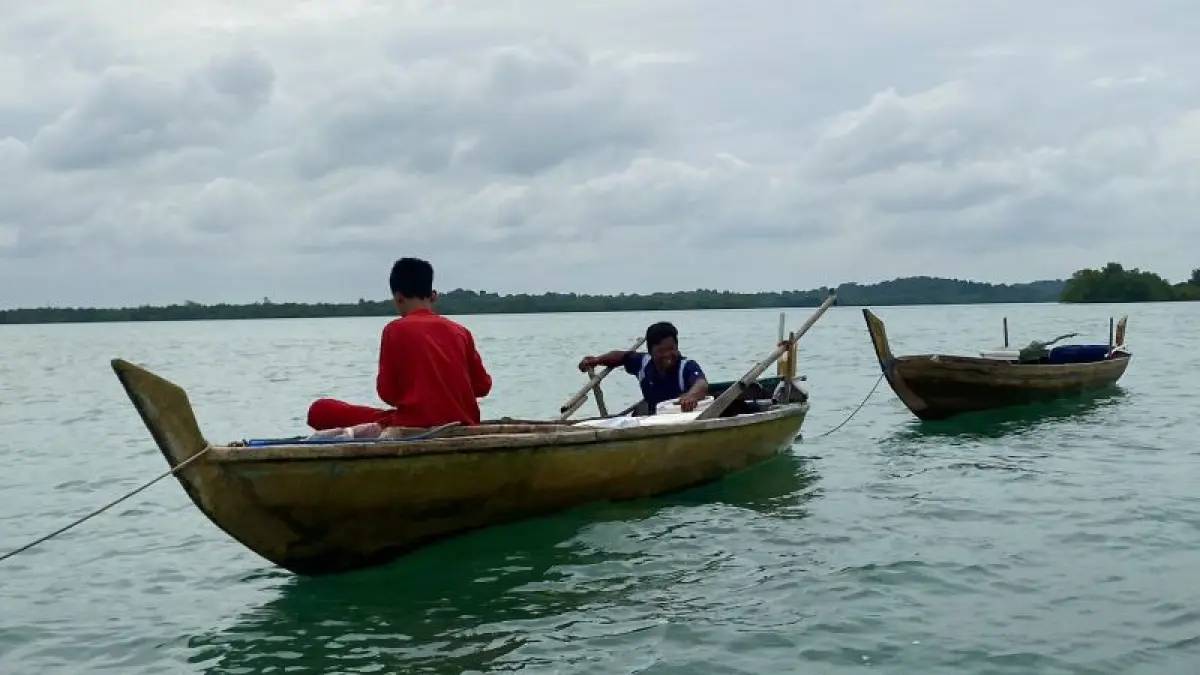 Nelayan tradisional sedang memancing di perairan Batam, Kepri. ANTARA/Amandine Nadja