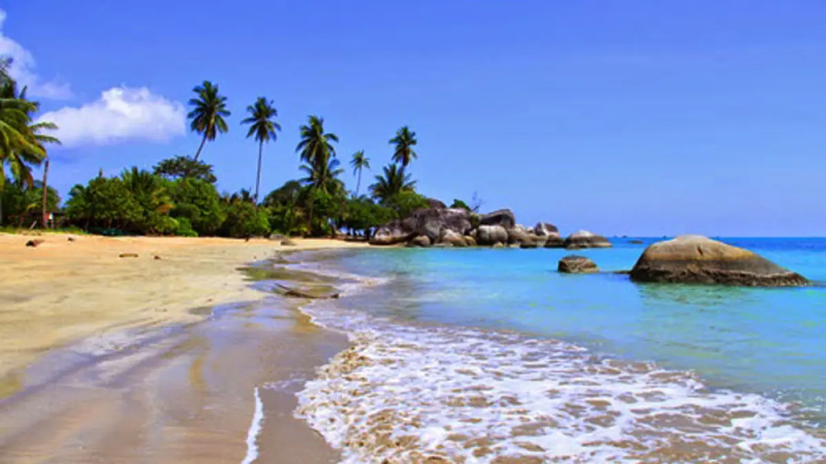 Pantai Batu Kasah di Kecamatan Bunguran Selatan, Natuna, menawarkan panorama pasir putih, air laut jernih, serta susunan batu alam yang menjadi daya tarik wisata. Foto: Dispar Natuna/Batam Pos.