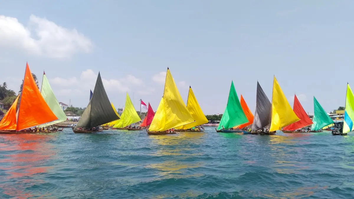 Peserta memacu kapal dalam perlombaan sukan laut yang menjadi bagian dari rangkaian puncak HUT Kemerdekaan RI. F.Istimewa