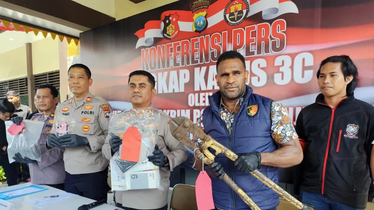 Polresta Tanjungpinang saat menunjukan barang bukti berupa alat pemotong kabel yang digunakan oleh pelaku dalam melancarkan aksi pencurian. F. Mohamad Ismail/Batam Pos