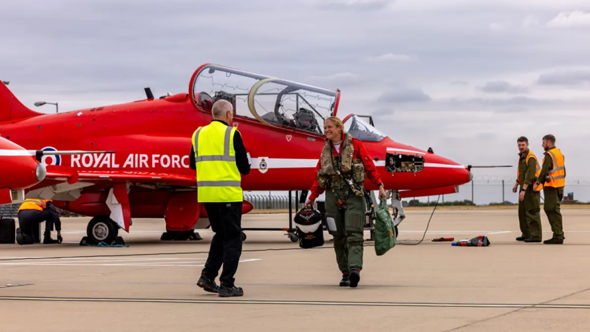 Wg Cdr Nash disambut oleh kru darat setibanya di RAF Waddington, Lincolnshire, setelah tim aerobatik RAF Red Arrows kembali ke Inggris usai sempat tertahan di Kanada akibat cuaca buruk.