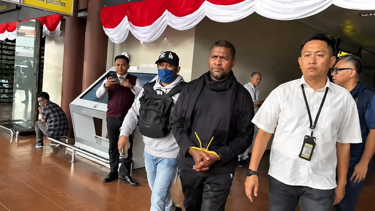 BL, DPO Narkoba Batam yang ditangkap di Malaysia digiring ke Bareskrim Mabes Polri, Kamis (20/8). F.istimewa