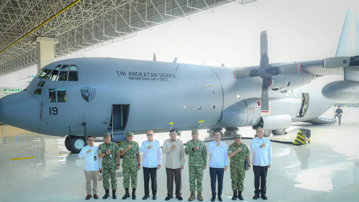 
Menteri Pertahanan Sjafrie Sjamsoeddin bersama Kepala Staf TNI Angkatan Udara Marsekal TNI M. Tonny Harjono dan Direktur Utama GMF Andi Fahrurrozi saat serah terima pesawat C-130H Hercules A-1319 hasil modernisasi di Hanggar 4 GMF, Cengkareng, Tangerang, Rabu (19/8/2026). Modernisasi mencakup peningkatan struktur dan sistem avionik untuk memperpanjang usia operasional pesawat serta memperkuat kesiapan armada TNI AU. Foto: GMF
