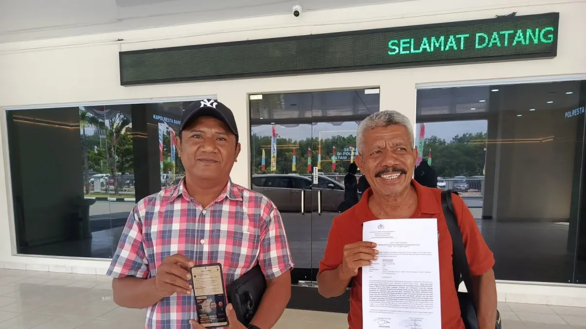 Josef dan Moody saat membuat laporan ke Mapolresta Barelang, Kamis (20/8). F.Eusebius Sara