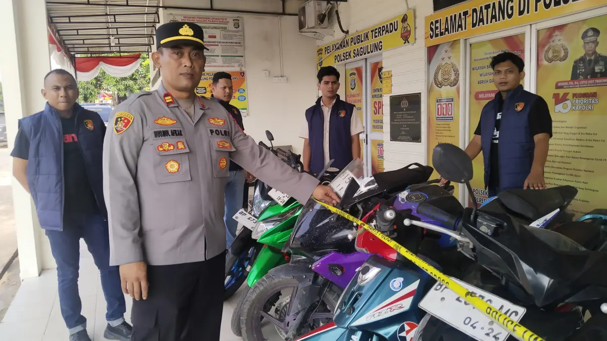Kapolsek Sagulung Iptu Husnul Afkar bersama Kanit Reskrim, Iptu Anwar Aris menunjukkan barang bukti belasan motor di Mapolsek Sagulung, Kamis (20/8. F.Rengga/Batam Pos
