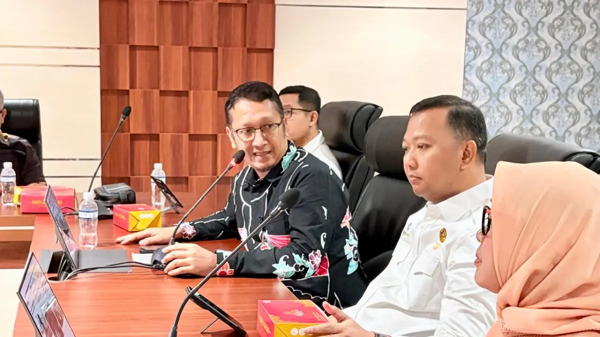 Kepala Dinas Perikanan Kota Batam Yudi Admajianto (tengah, mengenakan batik hitam) saat menyampaikan paparan dalam sosialisasi distribusi BBM bersubsidi di Kantor Wali Kota Batam, Kamis (20/8).