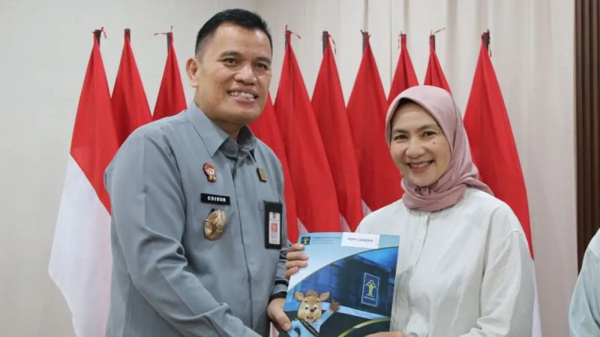 Kepala Kanwil Kemenkum Kepri Edison Manik menyerahkan sertifikat pencatatan hak cipta gratis kepada seniman lokal di Kota Tanjungpinang, Kamis (20/8/2026). ANTARA/HO-Humas Kanwil Kemenkum Kepri