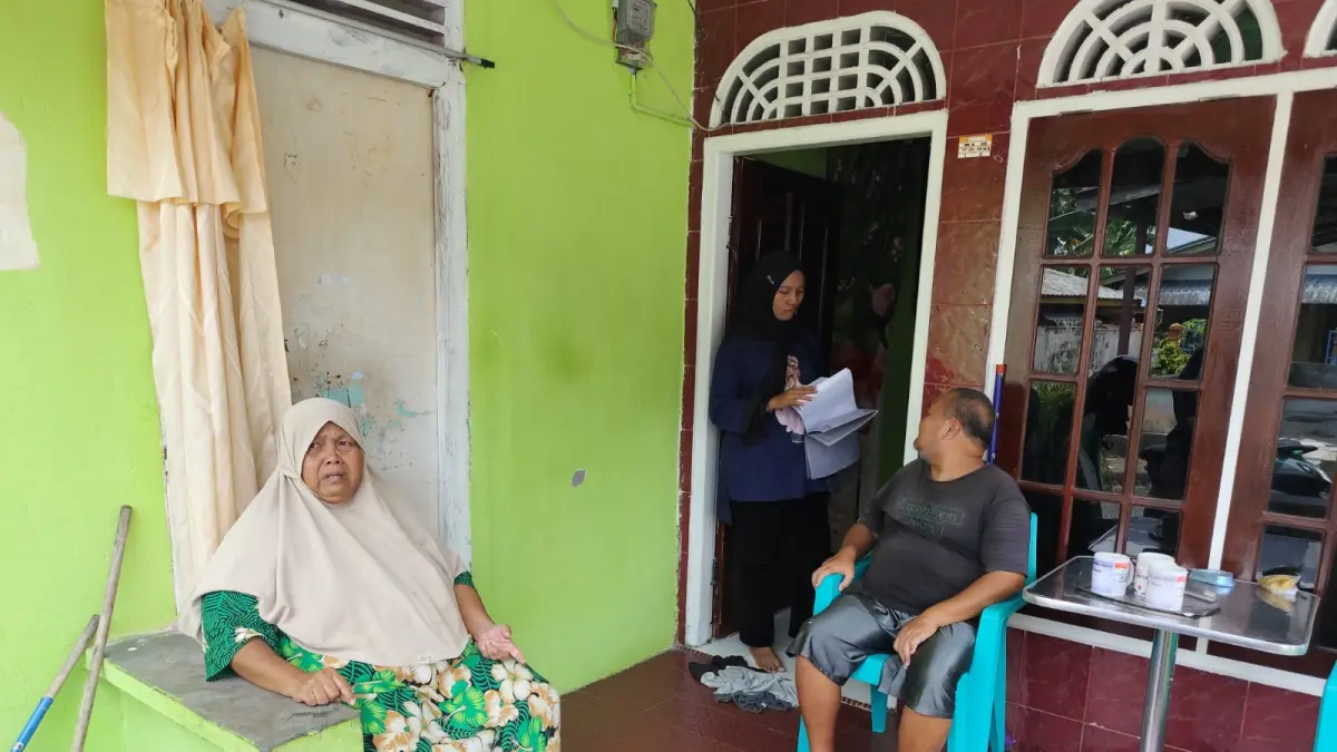 Maryani (baju hijau) bersama Sutikno yang protes pemutusan PKH gegara terdaftar sebagai desil 9, Kamis (20/8). F. Mohamad Ismail/Batam Pos