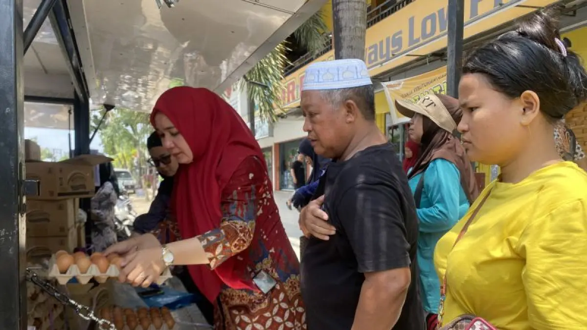 Masyarakat mengantre untuk membeli telor dan bahan pokok lainnya di mobil GASING Disperindag Batam, Kepri, Kamis (20/8/2026). (ANTARA/Amandine Nadja)