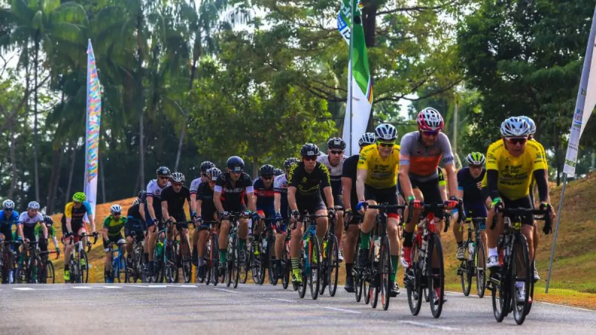 Para pebalap sepeda melintas jalan raya di Kabupaten Bintan, Kepulauan Riau (Kepri) pada ajang Tour de Bintan 2025. F. Disbudpar Bintan 