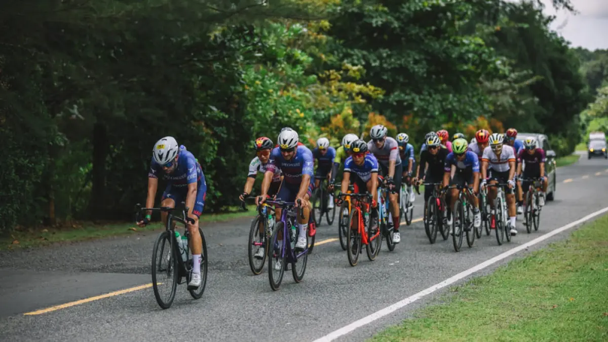 Pebalap sepeda dari puluhan negara bersaing pada event Tour de Bintan dengan melintasi kawasan wisata Bintan Resorts. F.Bintan Resorts untuk Batam Pos.