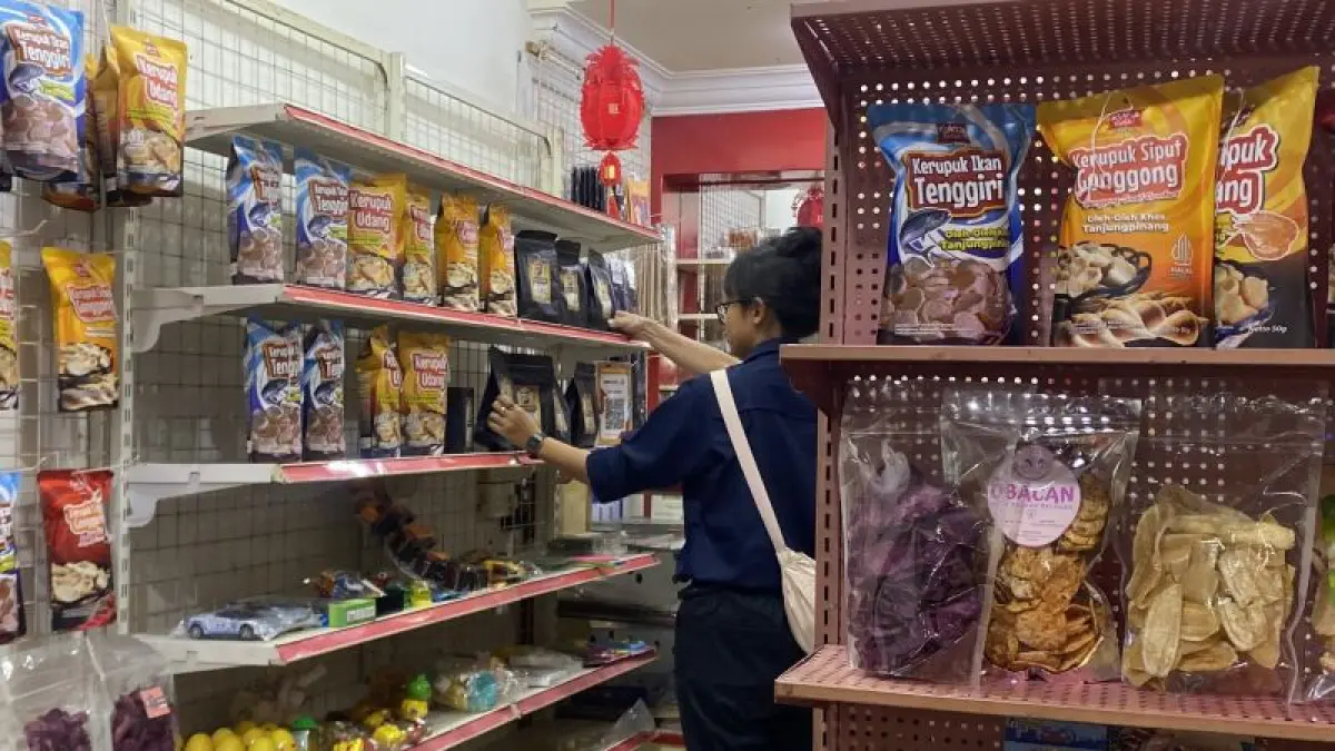 Pelanggan sedang melihat berbagai produk UMKM Batam di salah satu toko oleh-oleh di Batam, Kepri (22/7/2026). (ANTARA/Amandine Nadja)