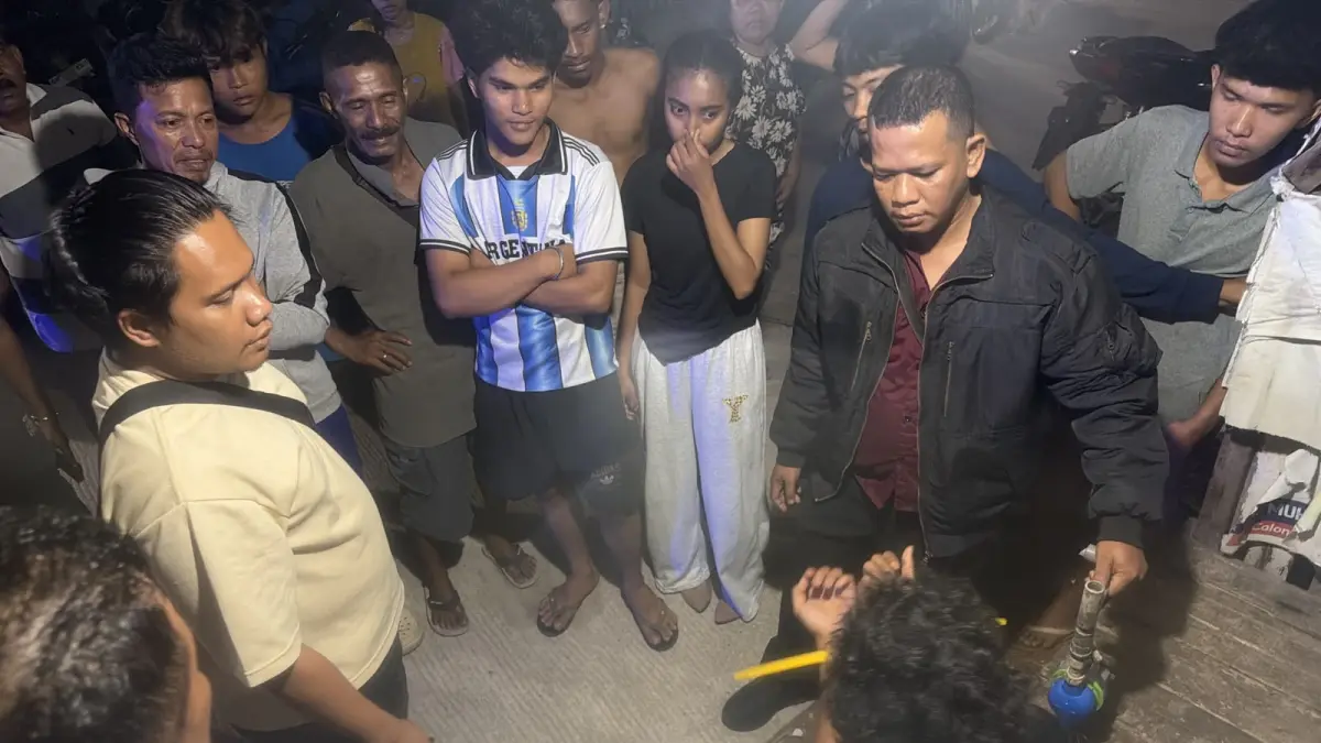 Personel Polsek Batu Aji mengamankan seorang terduga pelaku pencurian di kawasan Perumahan Marina Green, Tanjung Uncang, Batu Aji, Kamis (20/8) dini hari. F.Istimewa