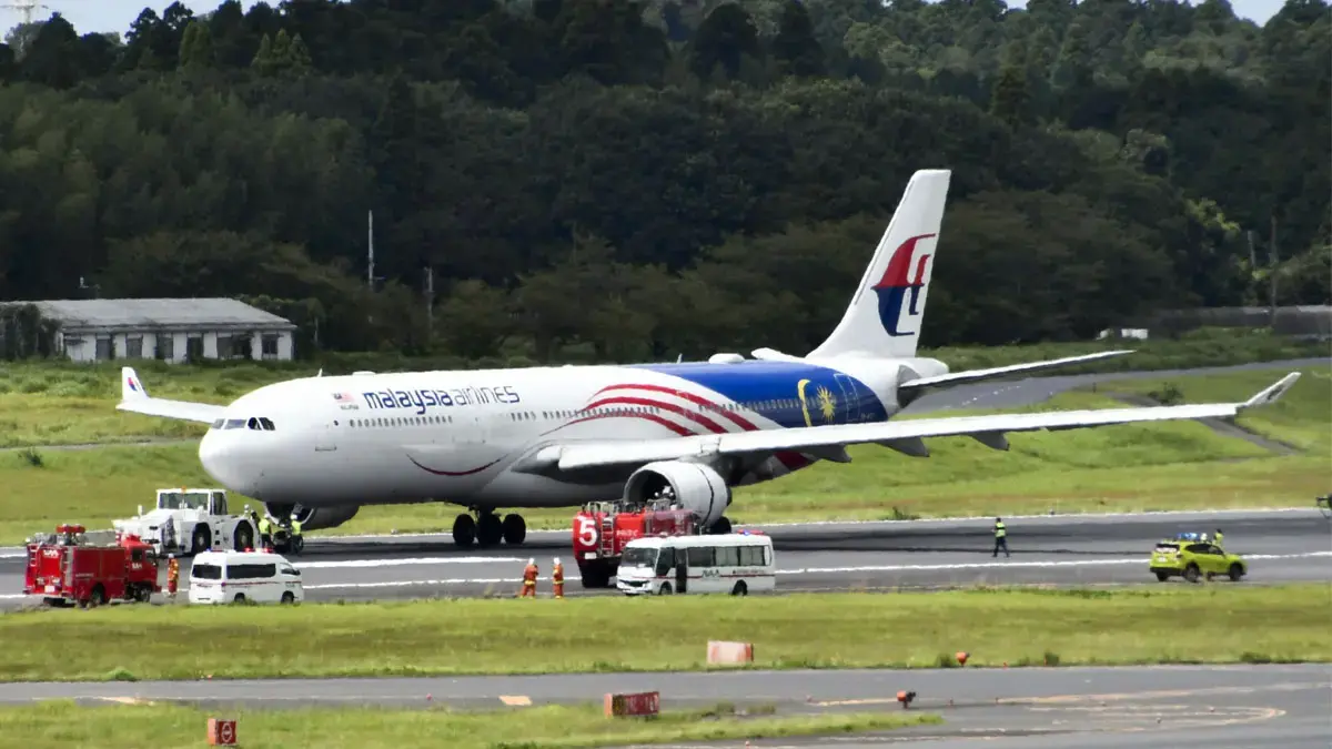 Pesawat Malaysia Airlines yang membatalkan lepas landas di Bandara Narita, Tokyo, Jepang, Kamis (20/8). (Kyodo)