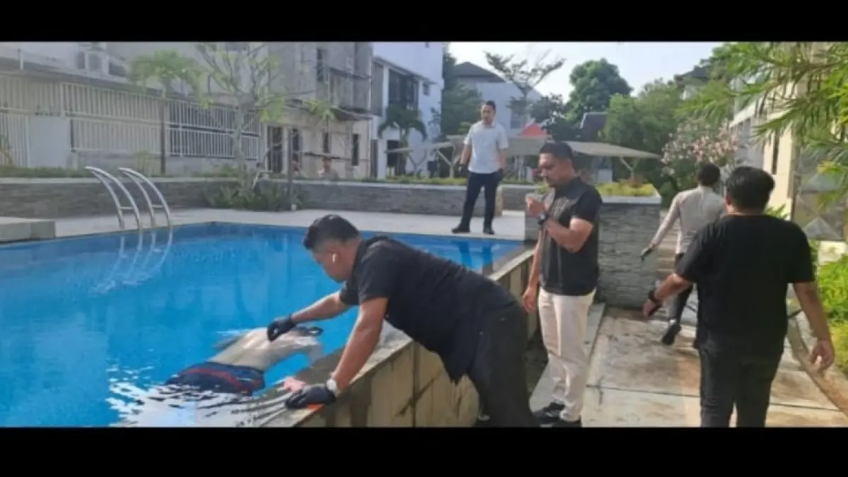 Petugas mengevakuasi jenazah pria yang ditemukan tak bernyawa di kolam renang Perumahan Southlink The Home, Tiban Indah, Sekupang, Batam, Kamis (20/8) pagi. F.istimewa