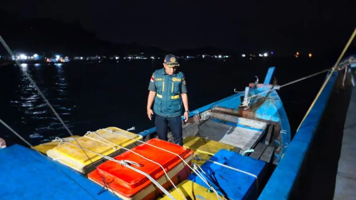 Petugas saat melakukan pengawasan lalu lintas komoditas perikanan di Serasan pada Juli 2026. ANTARA/HO-Karantina Kepri