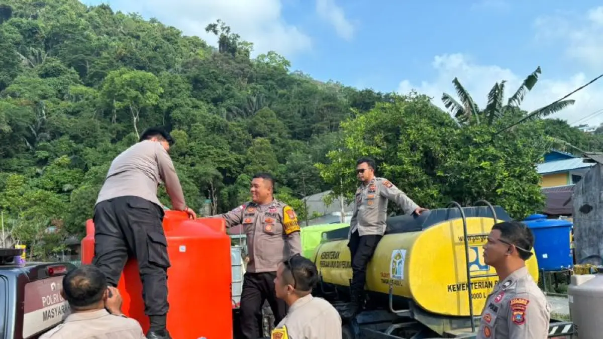 Polres Kepulauan Anambas, Polda Kepulauan Riau, menyalurkan empat ton air bersih kepada sedikitnya 200 warga yang terdampak kekeringan di Kecamatan Siantan.
