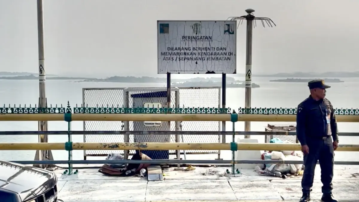 ScreenshotAnggota Ditpam BP Batam saat melakukan patroli dan pengawasan di Jembatan I Barelang, berdiri di dekat plang larangan parkir pada Rabu (19/8) sore. F: M. Sya’ban / Batam Pos 