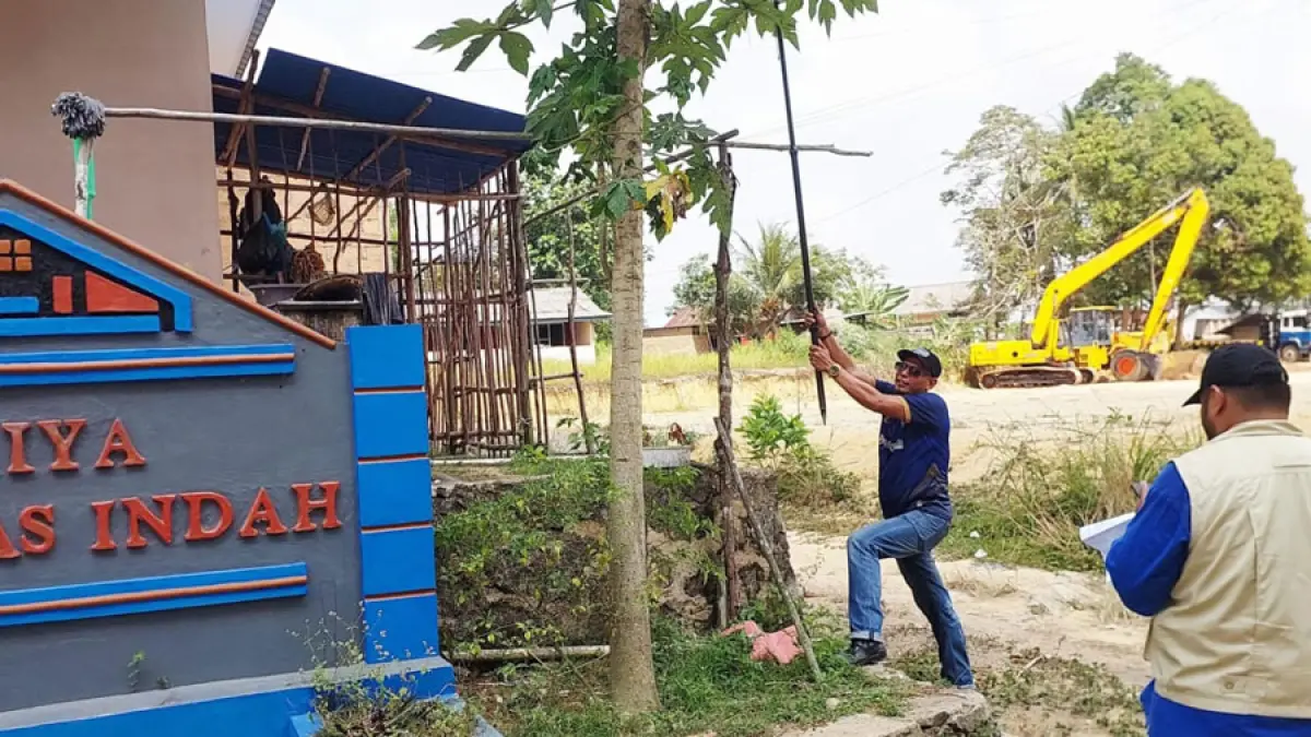 Tim verifikasi lapangan melakukan survei ke beberapa perumahan yang mengajukan penyerahan PSU, Rabu (19/8/2026). F.Kiriman Irzan untuk Batam Pos.