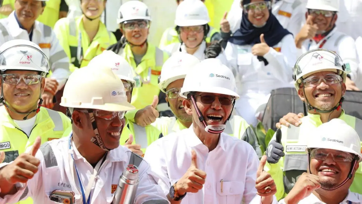 Wali Kota Batam merangkap Kepala BP Batam Amsakar Achmad saat bersama pekerja industri di Batam beberapa waktu lalu. F: Pemko Batam for Batam Pos 