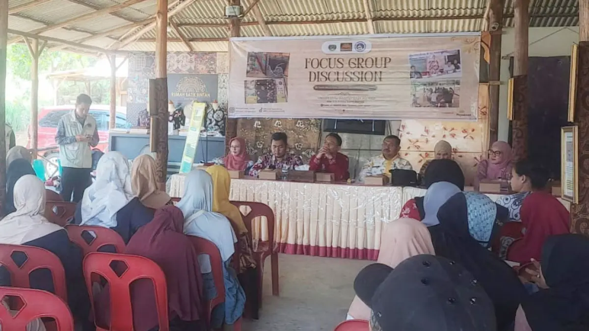 Sebanyak 50 pembatik binaan Rumah Batik Bintan mengikuti Focus Group Discussion (FGD) di Desa Ekang Anculai, Kecamatan Teluk Sebong, Kamis (20/8/2026). Kegiatan ini menjadi tindak lanjut pemberdayaan setelah para peserta memperoleh sertifikat kompetensi membatik cap dan tulis dari BNSP. F. Istimewa