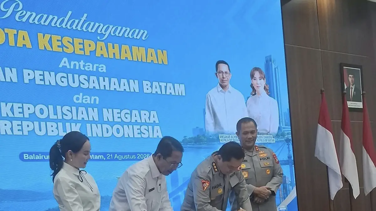 Asisten Utama Kapolri Bidang Operasi (Astamaops Polri), Komjen Pol Muhammad Fadil Imra,n bersama Kepala BP Batam sekaligus Wali Kota Batam, Amsakar Achmad, didampingi Wakil Kepala BP Batam, Li Claudia Chandra, dan Kapolda Kepri, Irjen Pol Asep Safrudin, saat penandatanganan nota kesepahaman (MoU) antara BP Batam dan Polri di Balairung Sari BP Batam, Jumat (21/8). Foto: M. Sya’ban / Batam Pos