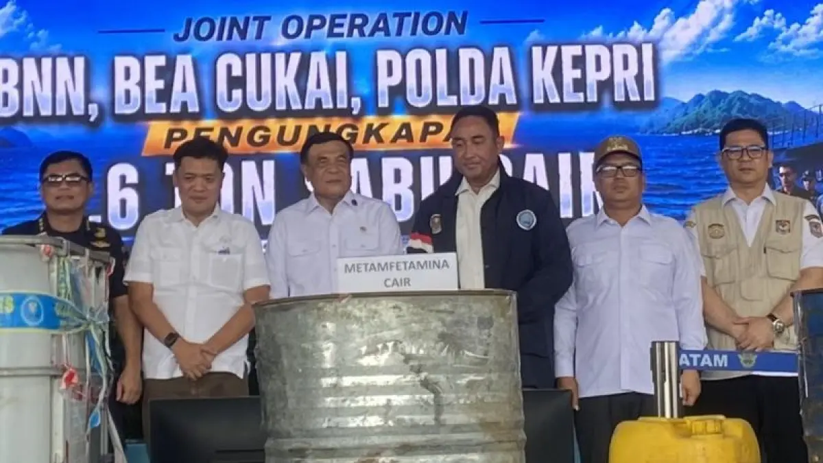 Menko Polkam Djamari Chaniago (ketiga kiri) bersama Kepala BNN RI Suyudi Ario Seto (ketiga kanan) dan jajaran didepan barang bukti methamphetamine cair dan rokok ilegal di ekspos penggagalan penyelundupan barang ilegal narkotika dan rokok di Batam, Kepri, Jumat (21/8/2026). (ANTARA/Amandine Nadja)