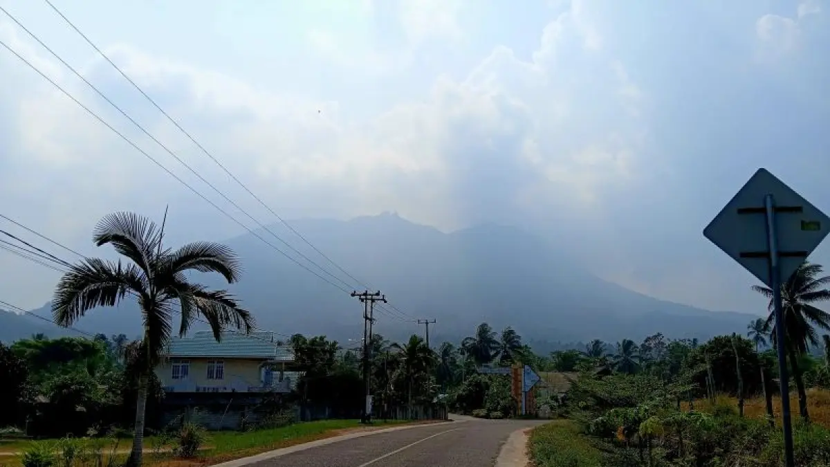 Gunung Ranai di Kabupaten Natuna, Provinsi Kepulauan Riau ditutup kabut asap pada Jumat (21/8/2026) ANTARA/Muhamad Nurman