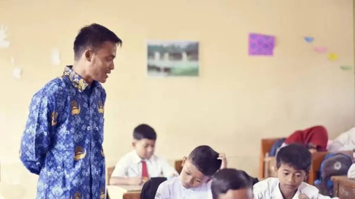 Ilustrasi guru sedang mengajar di kelas. (Dok/JawaPos.com)