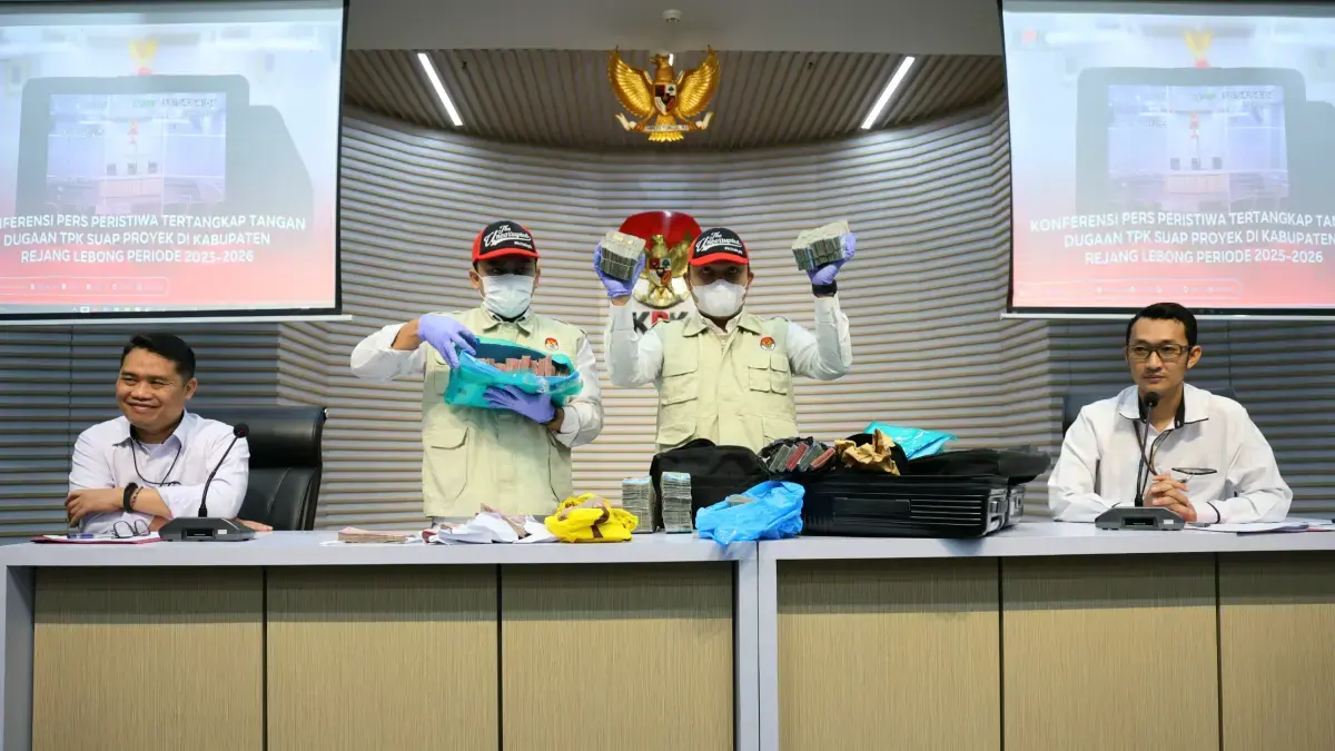 ILUSTRASI: Petugas menunjukan barang bukti terkait OTT KPK. (Dery Ridwansah/ JawaPos.com)