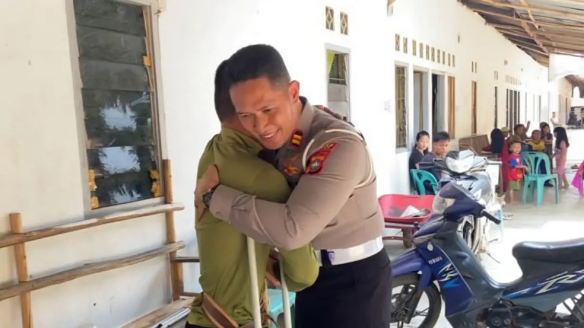 Kasat Lantas Polres Bintan Iptu Yelvis Oktaviano berpelukan dengan seorang warga usai membagikan bantuan kaki palsu di Jalan Tirta Madu, Kecamatan Gunung Kijang, Kabupaten Bintan, Kepri, Kamis (20/8/2026). ANTARA/HO-Humas Polres Bintan