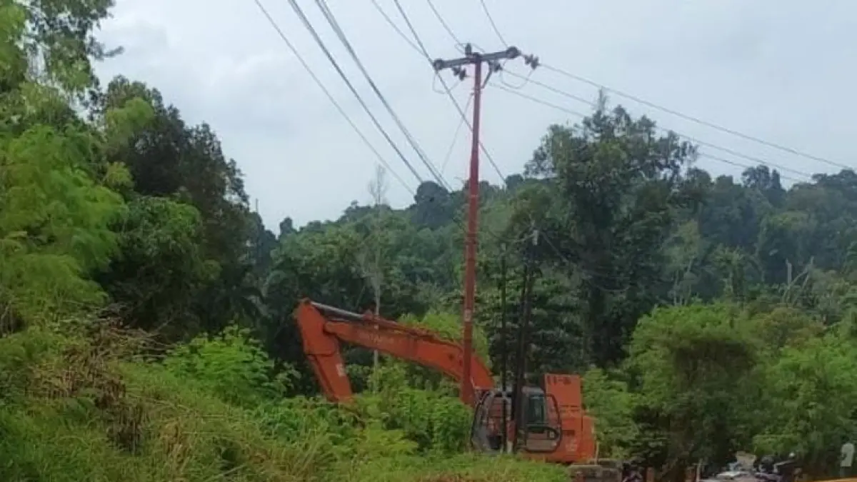 Lampu jalan tikungan Kampung Baru menuju Kampung Bugis, Tanjunguban, Kecamatan Bintan Utara itu padam sekitar 1,5 tahun. F.Kiriman Wiharjo untuk Batam Pos.