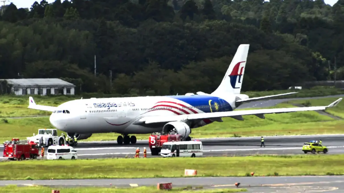 Pesawat Malaysia Airlines yang membatalkan lepas landas di Bandara Narita, Tokyo, Jepang, Kamis (20/8). Foto: Kyodo