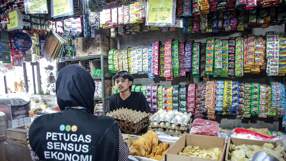 Petugas Sensus Ekonomi mewawancarai sejumlah pedagang di Pasar Ciputat, Tangerang Selatan (2/7). Foto: Hanung Hambara/Jawa Pos