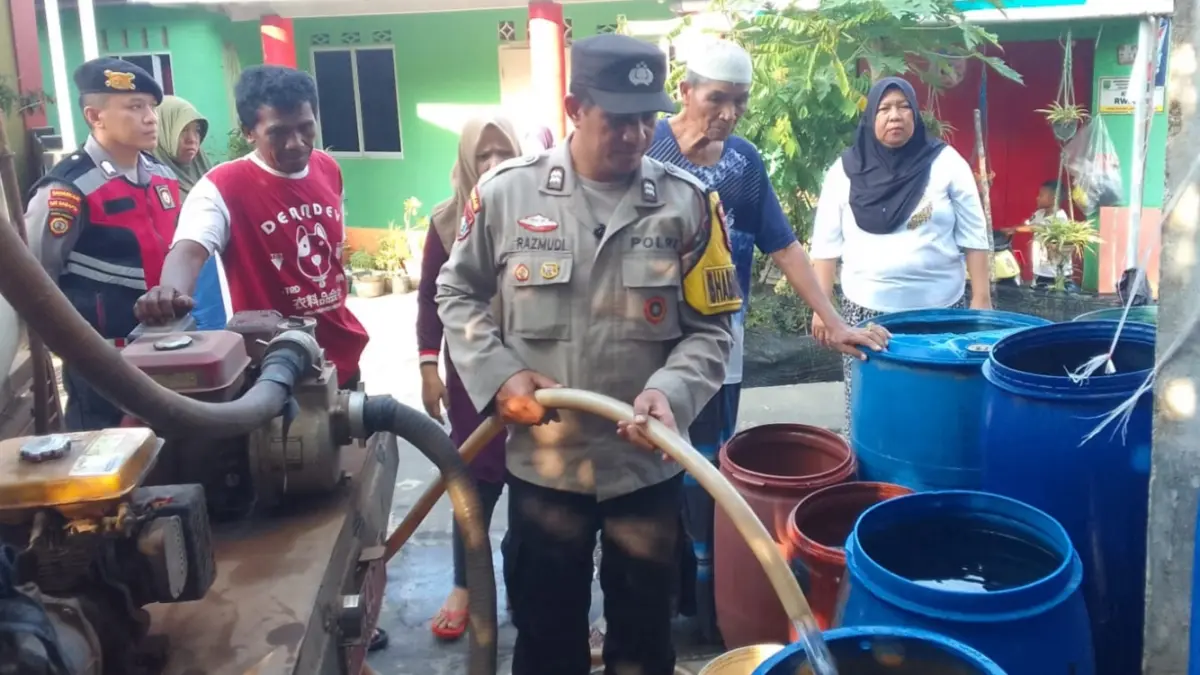 Polisi menyalurkan air bersih di Kelurahan Tanjungunggat Tanjungpinang. F. Polsek Bukit Bestari