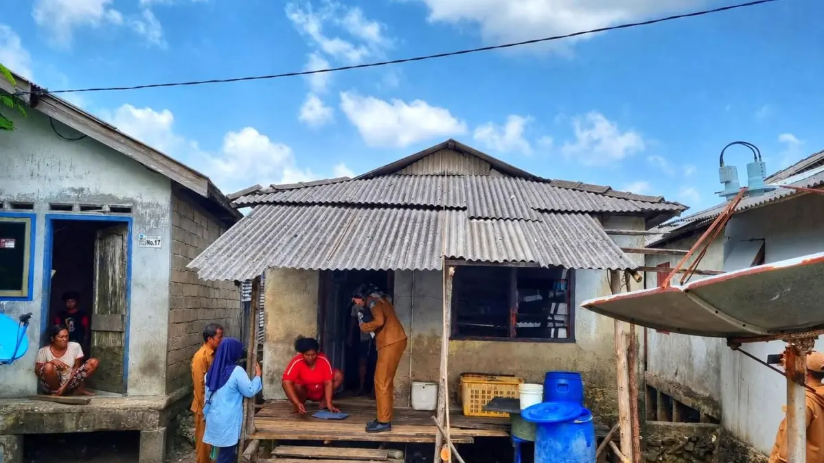 Salah satu rumah warga yang disurvei untuk mendapat bantuan bedah rumah. F. Irzan untuk Batam Pos