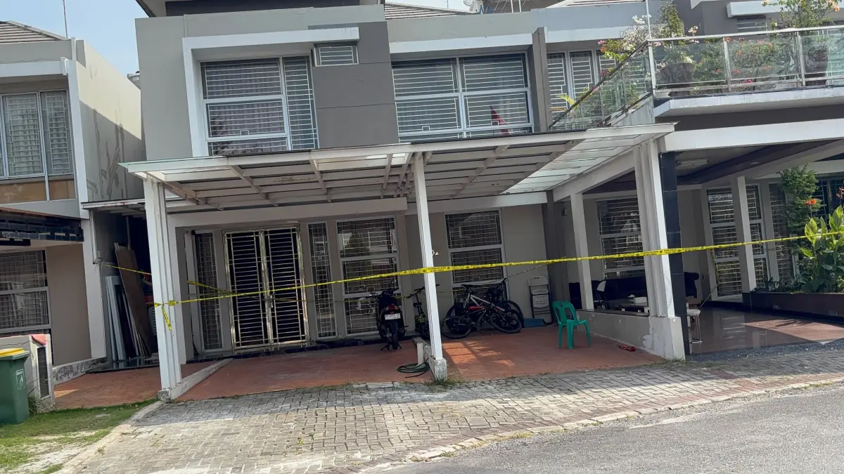 Suasana Rumah Tersangka Basri di Perumahan Royal Grande, Sungai Panas, Batam Kota. Kedua bangunan bernomor A-02 dan A-03 itu dipasangi garis polisi, Jumat (21/8) F. Batam Pos