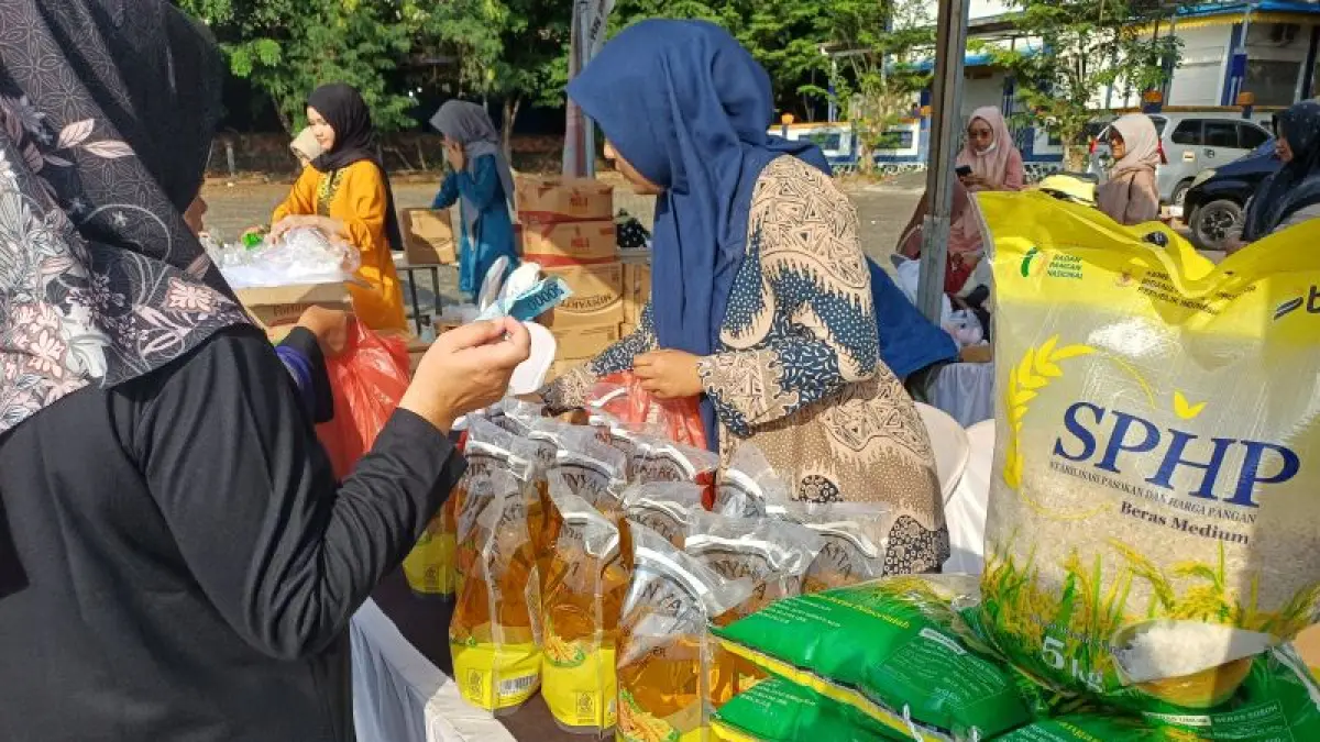 Warga berbelanja kebutuhan pokok melalui gerakan pangan murah (GPM) di halaman Kantor Dinas Perhubungan (Dishub) Kota Tanjungpinang, Kepri, Jumat (21/8/2026). ANTARA/Ogen