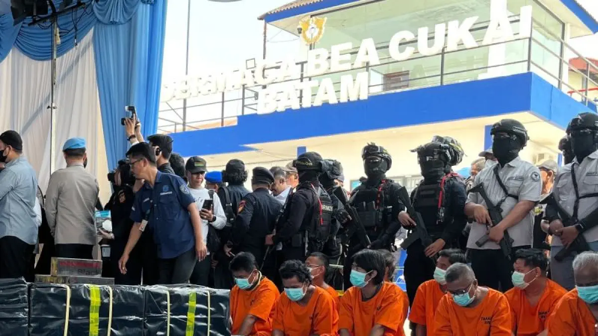 Awak kapal MV Ocean Porter yang berwarga negara Myanmar mengenakan baju tahanan oranye beserta barang bukti 2,6 ton sabu cair dan rokok tanpa pita cukai pada ekspos penggagalan penyelundupan barang ilegal di Batam, Kepri, Jumat (21/8/2026). (ANTARA/Amandine Nadja)