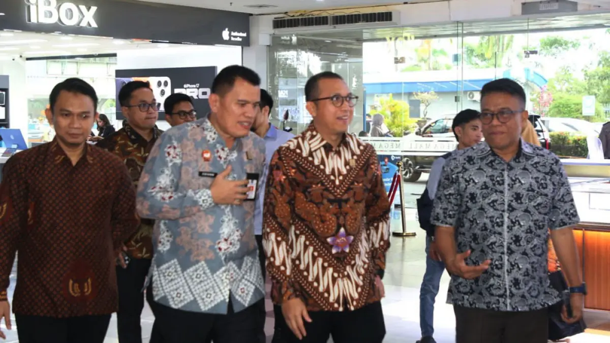 Kepala Disbudpar Batam Ardiwinata (kanan) bersama Direktur Penegakan Hukum DJKI Arie Ardian Rishadi (dua dari kanan) saat menghadiri acara Kenduri Kekayaan Intelektual (KI) dan Ekonomi Kreatif (Ekraf) Kota Batam, tahun lalu. Foto: DISPARBUD BATAM UNTUK BATAM POS