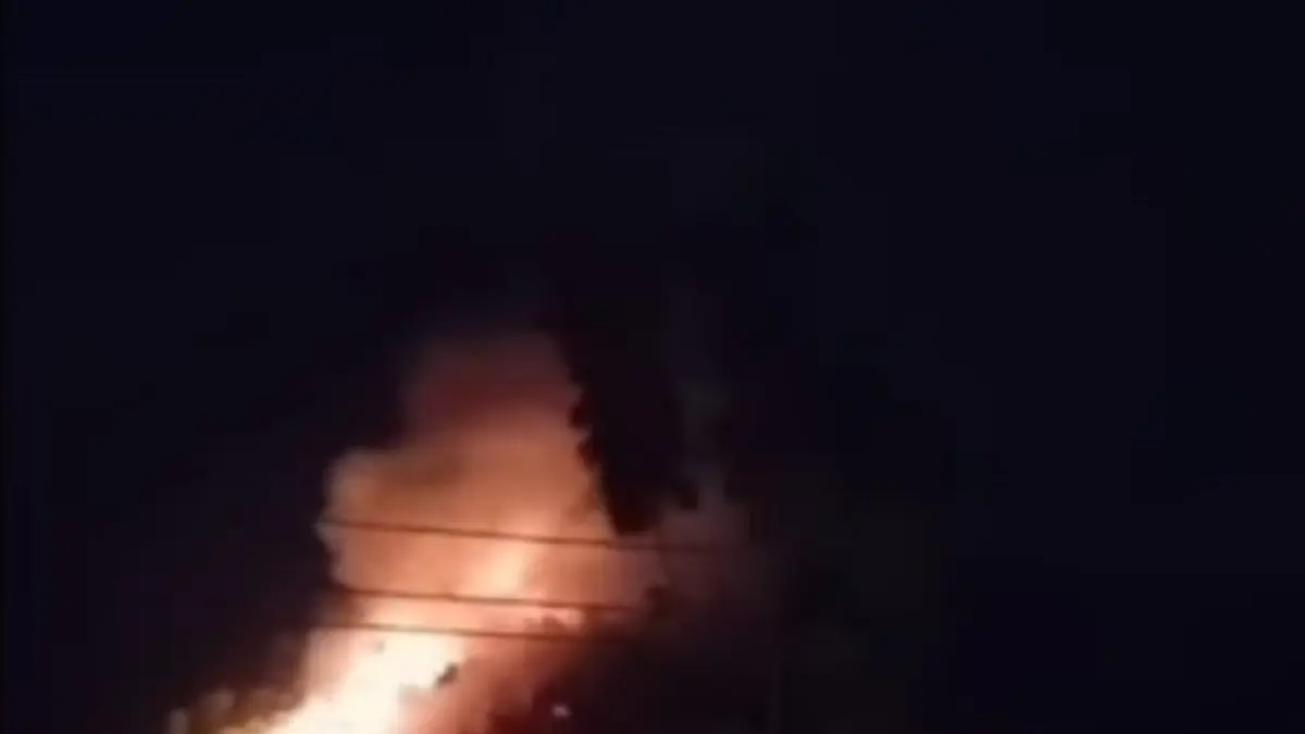 Kebakaran lahan sekitar tiga hektare di Jalan Trans Barelang sebelum Jembatan I Barelang Batam, Sabtu (22/8) malam. Foto: Tangkapan layar video warga