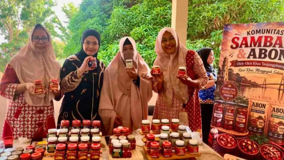 Kelompok UMKM sambal gonggong membuka stan pada acara bazar UMKM peringatan HUT ke-81 RI di Kota Tanjungpinang, Kepri, Senin (17/8/2026). ANTARA/HO-Disdagin Tanjungpinang